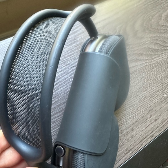 Apple Airpods Max in Black - Picture 12 of 14